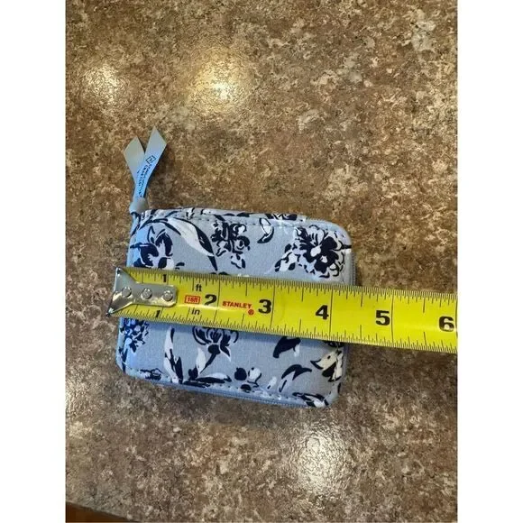 Woman’s new Vera Bradley pill box/keeper - Picture 3 of 5